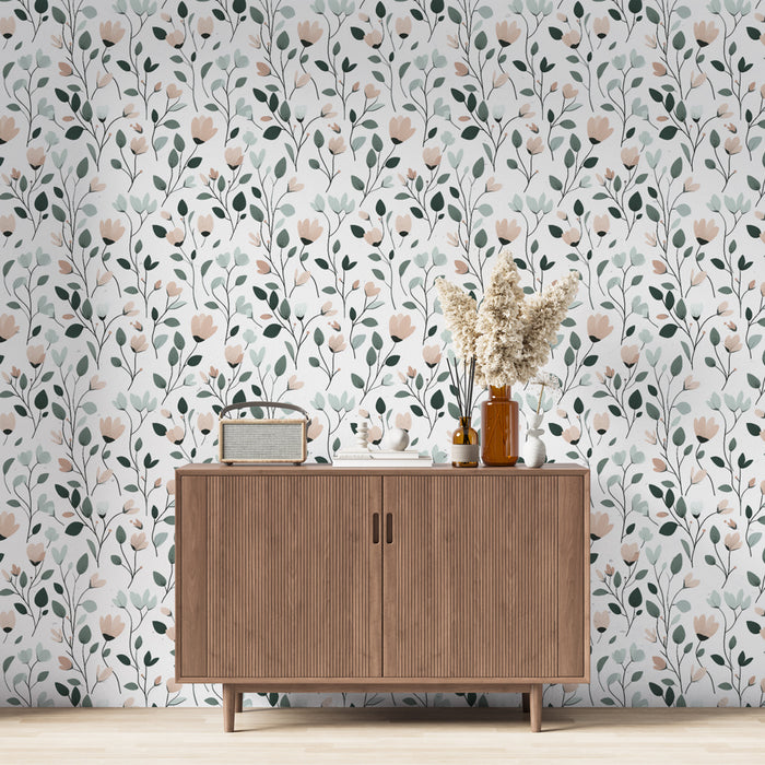 Une salle à manger avec un papier peint floral aux teintes douces de rose et vert sur fond clair, créant une ambiance fraîche et accueillante.