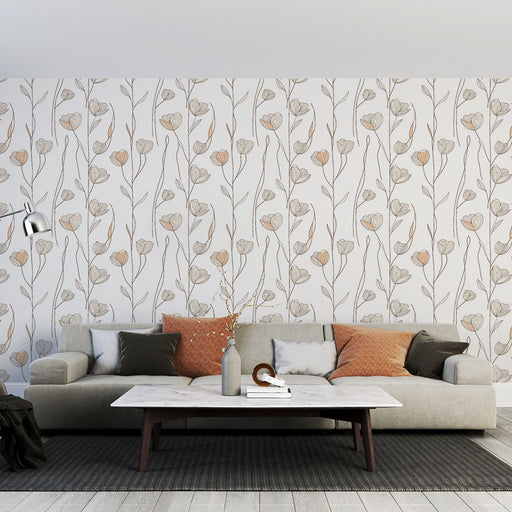 Un salon moderne avec un papier peint floral aux motifs délicats de fleurs beige et grises sur fond blanc, créant une ambiance douce et apaisante.