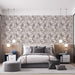 Une chambre moderne avec un papier peint floral aux teintes douces de rose et noir, créant une ambiance délicate et apaisante.