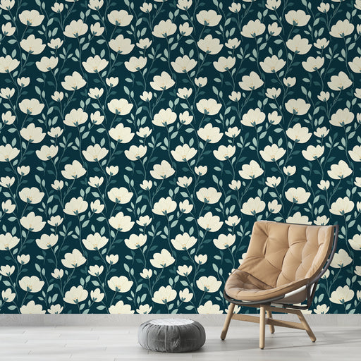 Une pièce moderne avec un papier peint floral sur fond bleu nuit, présentant des fleurs blanches délicates et des feuillages subtils, créant une atmosphère apaisante et élégante.