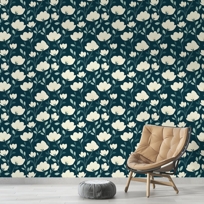 Une pièce moderne avec un papier peint floral sur fond bleu nuit, présentant des fleurs blanches délicates et des feuillages subtils, créant une atmosphère apaisante et élégante.