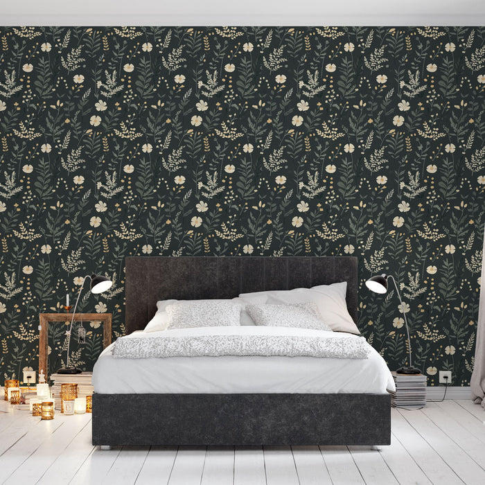 Une chambre moderne avec un papier peint floral sur fond noir, aux motifs délicats de fleurs et de feuillages dans des teintes crème et vert, créant une atmosphère chaleureuse et accueillante.