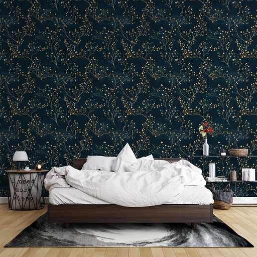 Une chambre apaisante avec un papier peint bleu nuit orné de délicates branches dorées et de petites fleurs, créant une atmosphère élégante et chaleureuse.