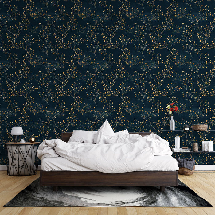 Une chambre apaisante avec un papier peint bleu nuit orné de délicates branches dorées et de petites fleurs, créant une atmosphère élégante et chaleureuse.