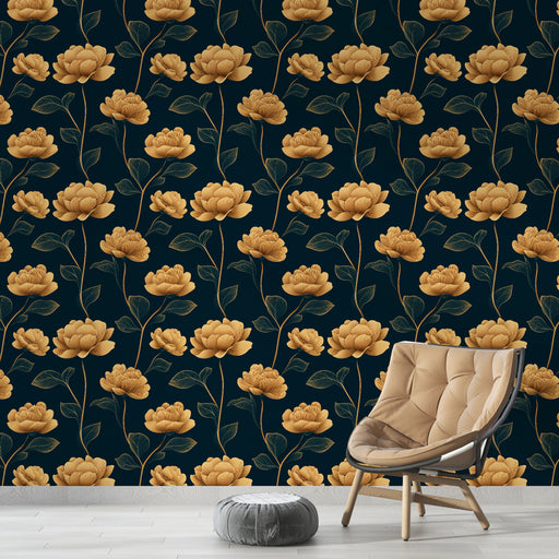 Une pièce élégante avec un papier peint floral bleu nuit et doré, ornée de grandes fleurs stylisées qui apportent une atmosphère chaleureuse et raffinée.