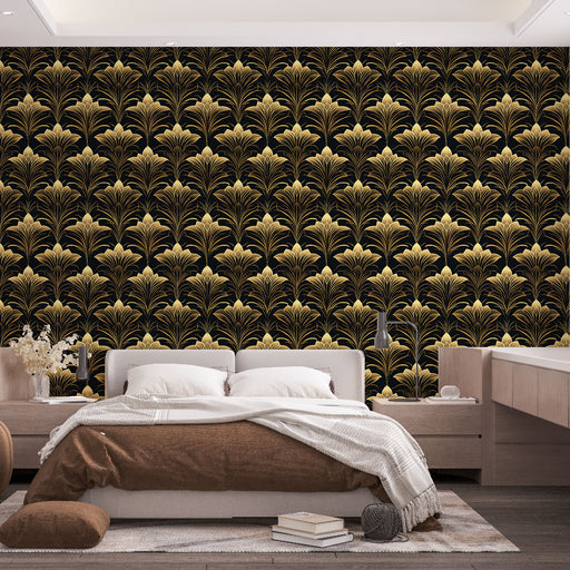 Une chambre élégante avec un papier peint art déco noir et doré aux motifs floraux stylisés, créant une atmosphère sophistiquée et chaleureuse.