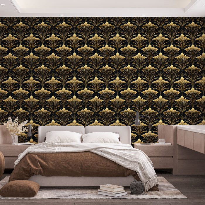 Une chambre élégante avec un papier peint art déco noir et doré aux motifs floraux stylisés, créant une atmosphère sophistiquée et chaleureuse.