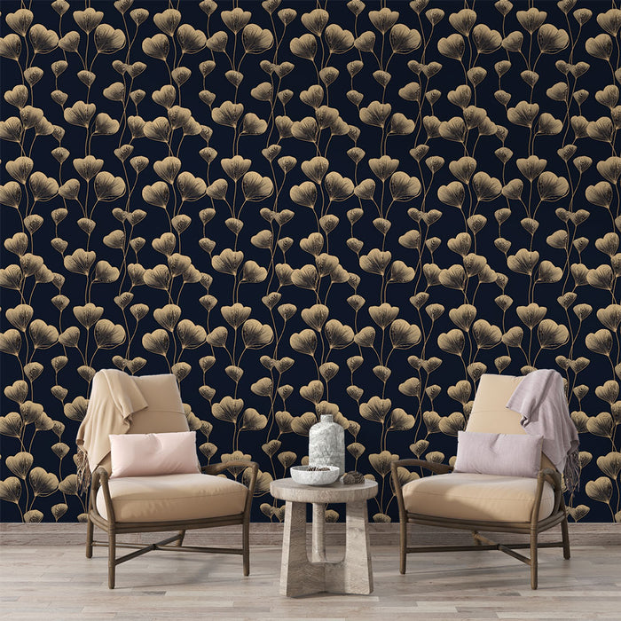 Un salon élégant avec un papier peint floral aux motifs dorés sur fond bleu nuit, créant une atmosphère chaleureuse et sophistiquée.