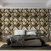 Une chambre élégante avec un papier peint floral noir, or et blanc, aux motifs luxuriants, créant une atmosphère chaleureuse et sophistiquée.