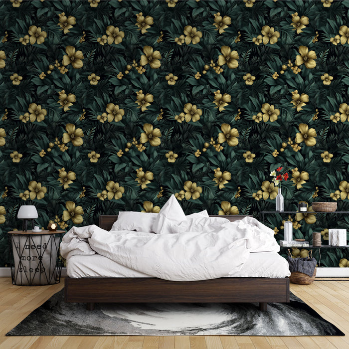 Une chambre accueillante avec un papier peint tropical noir orné de fleurs dorées et de feuillages luxuriants, créant une atmosphère chaleureuse et élégante.