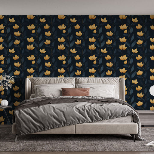 Une chambre moderne avec un papier peint floral aux motifs de fleurs jaunes sur fond bleu nuit, créant une atmosphère chaleureuse et élégante.