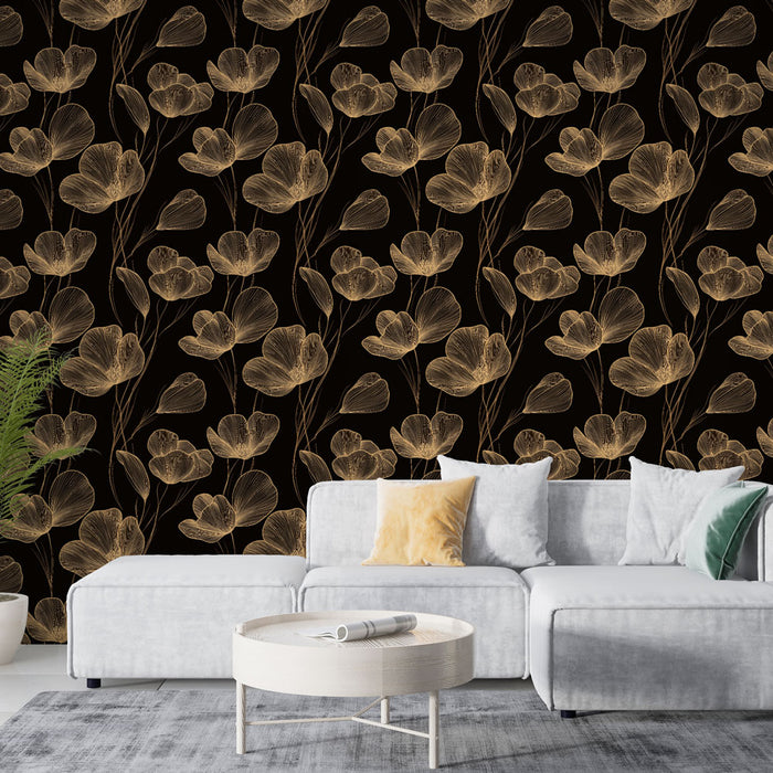 Un salon élégant avec un papier peint floral doré sur fond noir, créant une atmosphère sophistiquée et chaleureuse.