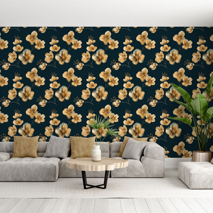 Un salon moderne avec un papier peint floral aux grandes fleurs dorées sur fond bleu nuit, créant une ambiance élégante et chaleureuse.