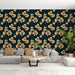 Un salon moderne avec un papier peint floral aux grandes fleurs dorées sur fond bleu nuit, créant une ambiance élégante et chaleureuse.