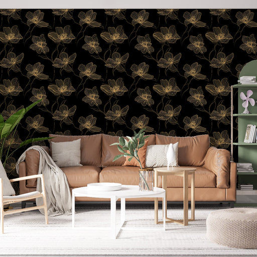 Un salon élégant avec un papier peint noir orné de fleurs dorées aux lignes délicates, créant une ambiance sophistiquée et chaleureuse.