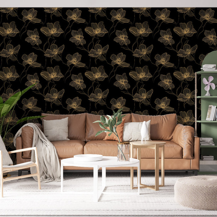Un salon élégant avec un papier peint noir orné de fleurs dorées aux lignes délicates, créant une ambiance sophistiquée et chaleureuse.