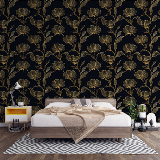 Une chambre élégante avec un papier peint floral noir et or, aux motifs raffinés de fleurs et de feuillages, créant une atmosphère chaleureuse et sophistiquée.