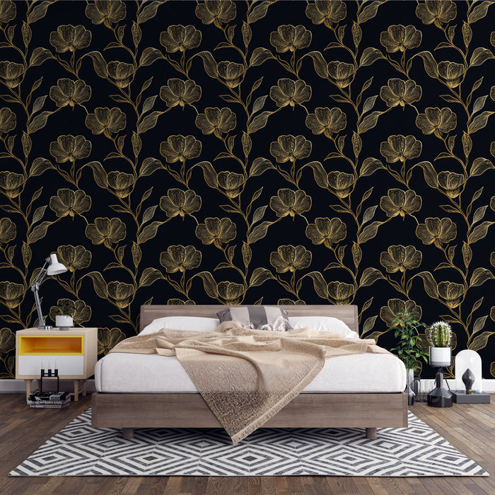 Une chambre élégante avec un papier peint floral noir et or, aux motifs raffinés de fleurs et de feuillages, créant une atmosphère chaleureuse et sophistiquée.