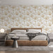 Une chambre moderne avec un papier peint floral beige et doré représentant des fleurs délicates, créant une ambiance douce et apaisante.