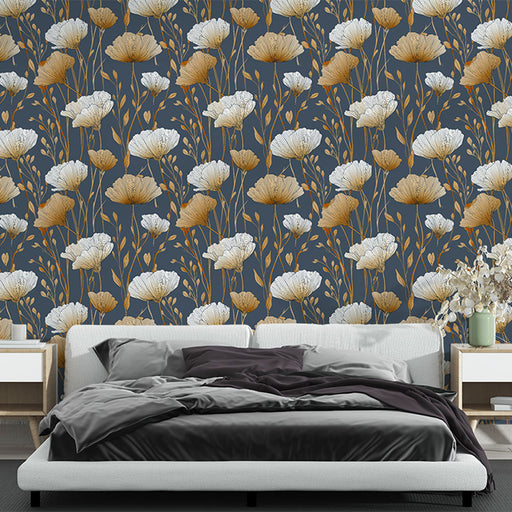 Une chambre moderne avec un papier peint floral sur fond bleu nuit, mêlant des fleurs blanches et dorées, créant une ambiance élégante et apaisante.