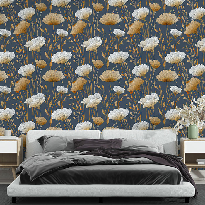 Une chambre moderne avec un papier peint floral sur fond bleu nuit, mêlant des fleurs blanches et dorées, créant une ambiance élégante et apaisante.