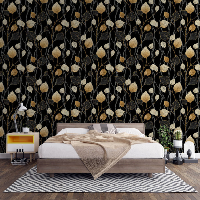 Une chambre moderne avec un papier peint floral noir, or et crème, aux motifs élégants de feuilles, créant une ambiance sophistiquée et chaleureuse.