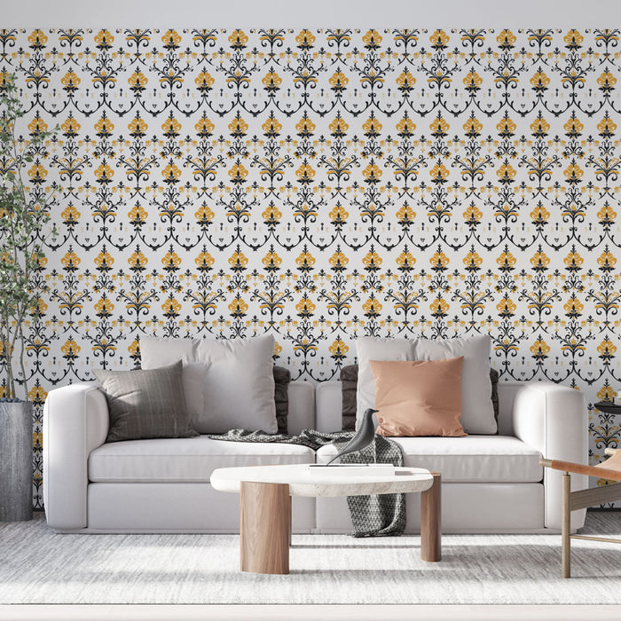 Un salon élégant avec un papier peint à motifs floraux noirs et jaunes sur fond blanc, créant une atmosphère chaleureuse et raffinée.