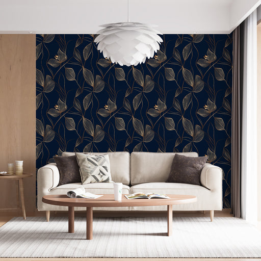 Un salon élégant avec un papier peint bleu nuit orné de motifs de feuilles dorées, créant une atmosphère chaleureuse et sophistiquée.