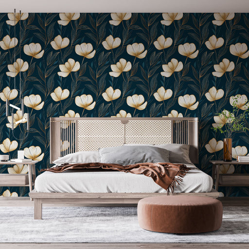 Une chambre élégante avec un papier peint floral bleu nuit et doré, orné de fleurs délicates qui créent une atmosphère chaleureuse et apaisante.
