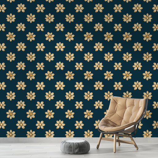 Une pièce moderne avec un papier peint floral bleu marine orné de fleurs dorées, créant une atmosphère élégante et chaleureuse.