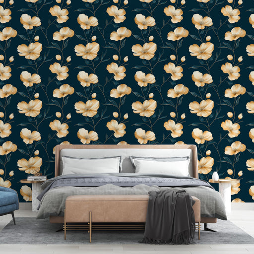 Une chambre élégante avec un papier peint floral aux grandes fleurs beiges sur fond bleu nuit, créant une atmosphère chaleureuse et apaisante.
