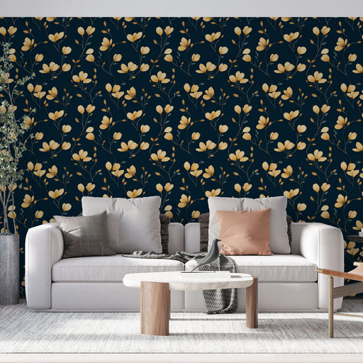 Un salon élégant avec un papier peint floral bleu nuit et doré, où des fleurs délicates apportent une touche chaleureuse et raffinée à l'espace.