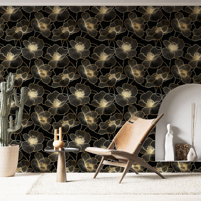 Une pièce moderne avec un papier peint floral noir et doré aux motifs élégants de fleurs, créant une ambiance chic et sophistiquée.