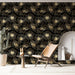 Une pièce moderne avec un papier peint floral noir et doré aux motifs élégants de fleurs, créant une ambiance chic et sophistiquée.