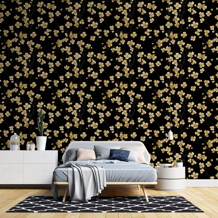 Une chambre moderne avec un papier peint floral aux motifs dorés sur fond noir, créant une ambiance élégante et chaleureuse.