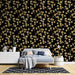 Une chambre moderne avec un papier peint floral aux motifs dorés sur fond noir, créant une ambiance élégante et chaleureuse.