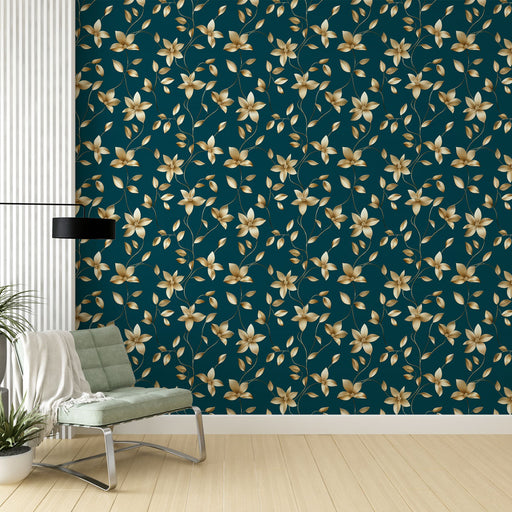 Une pièce moderne avec un papier peint floral bleu canard orné de fleurs dorées et de feuillages délicats, créant une atmosphère élégante et chaleureuse.