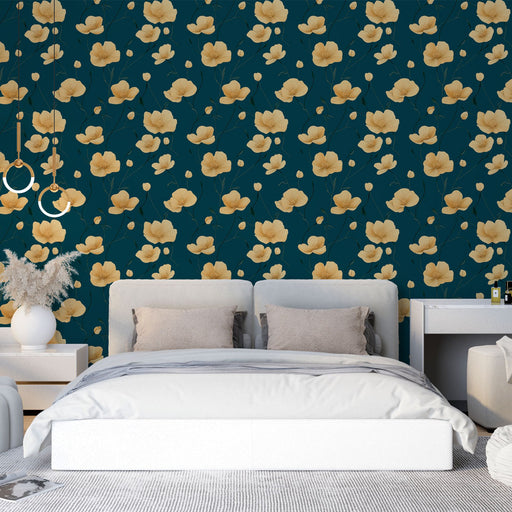 Une chambre moderne avec un papier peint floral aux teintes dorées sur fond bleu marine, créant une ambiance chaleureuse et élégante.