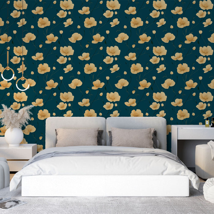 Une chambre moderne avec un papier peint floral aux teintes dorées sur fond bleu marine, créant une ambiance chaleureuse et élégante.