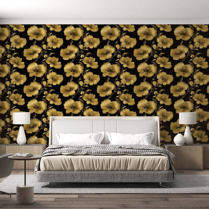 Une chambre élégante avec un papier peint floral noir et doré, présentant de grandes fleurs stylisées qui créent une atmosphère chic et chaleureuse.