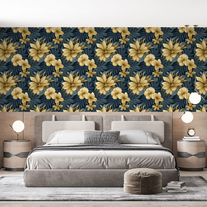 Une chambre élégante avec un papier peint floral aux grandes fleurs jaunes et feuillages verts sur fond bleu marine, créant une atmosphère chaleureuse et accueillante.