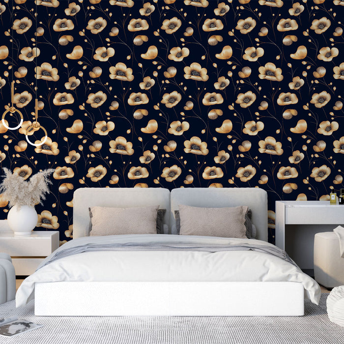 Une chambre moderne avec un papier peint floral bleu nuit et doré, aux motifs délicats de fleurs, créant une atmosphère élégante et chaleureuse.
