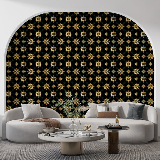 Un salon moderne avec un papier peint noir orné de motifs dorés évoquant une ambiance élégante et sophistiquée.