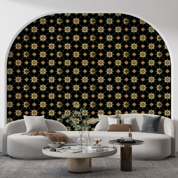 Un salon moderne avec un papier peint noir orné de motifs dorés évoquant une ambiance élégante et sophistiquée.