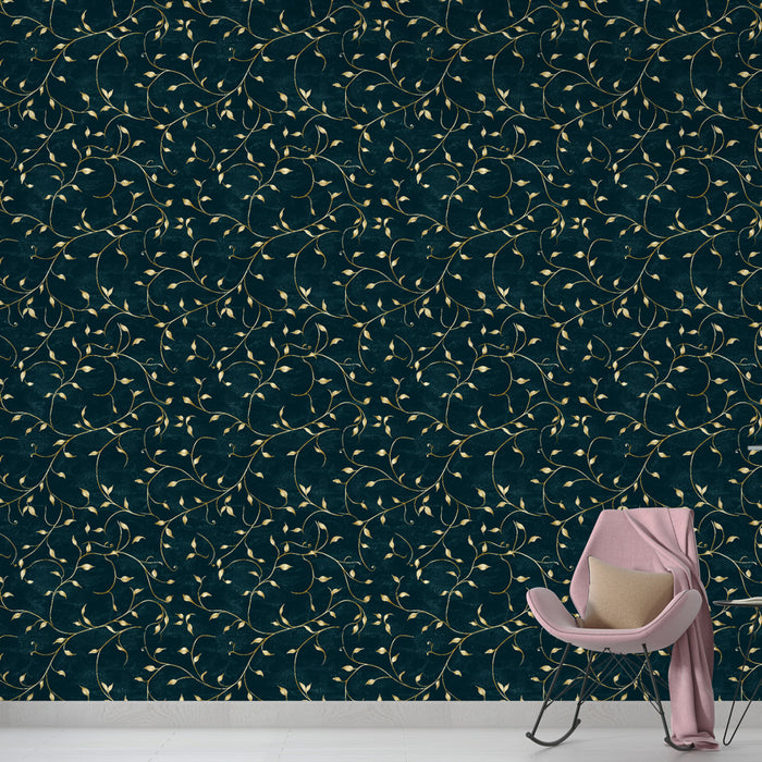 Un salon contemporain avec un papier peint floral bleu nuit et doré, aux motifs délicats de vignes, créant une ambiance élégante et apaisante.