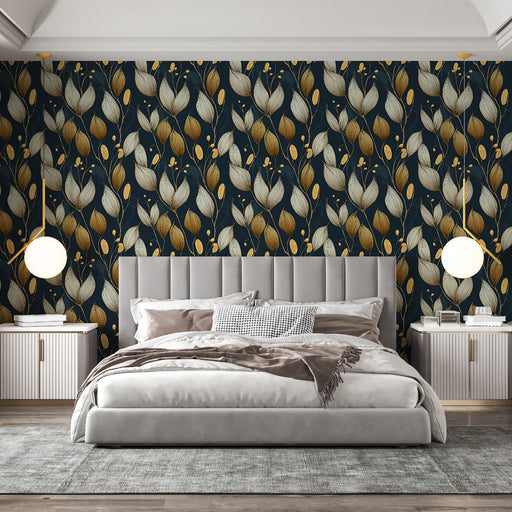 Une chambre élégante avec un papier peint floral aux motifs de feuilles dorées et crème sur fond bleu nuit, créant une ambiance chaleureuse et raffinée.