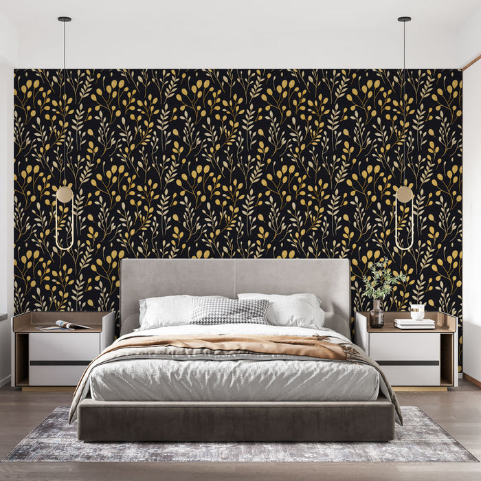 Une chambre élégante avec un papier peint noir orné de motifs dorés de feuillage délicat, créant une ambiance raffinée et chaleureuse.