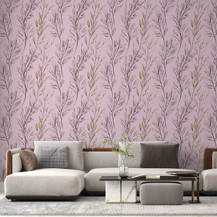 Un salon moderne avec un papier peint floral aux motifs délicats de feuilles sur fond rose, créant une ambiance douce et apaisante.