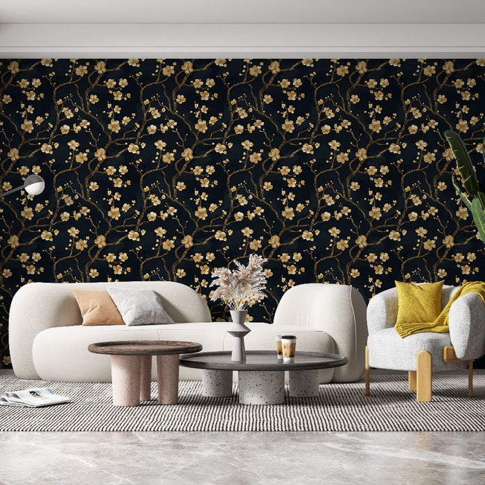 Un salon contemporain avec un papier peint floral noir orné de branches dorées et de fleurs blanches, créant une ambiance élégante et chaleureuse.