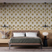 Une chambre moderne avec un papier peint floral aux motifs de fleurs jaunes et noires sur fond blanc, créant une atmosphère chaleureuse et accueillante.